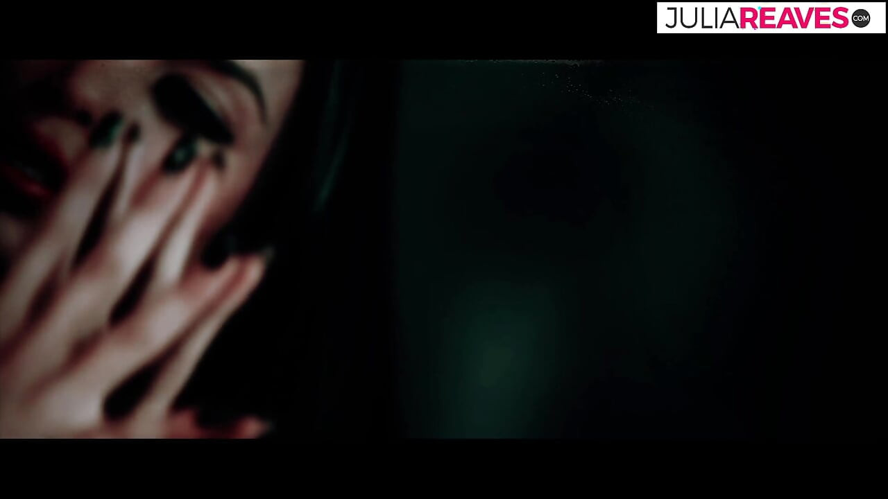 Ciasna cipka rozprzestrzenia się i penetruje dildo