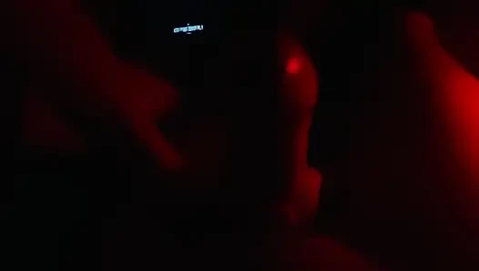 Kampta sıska orta yaşlı seksi kadın emiyor, sikişiyor, fışkırtıyor