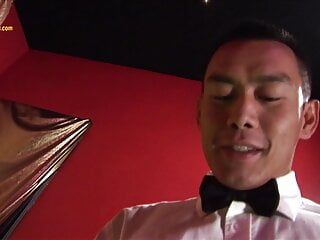 Hombre asiático espera en la habitación para una rubia caliente