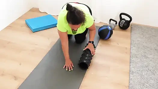 Tombul olgun bebeğin ateşli egzersizi oyuncak oyununa dönüşüyor