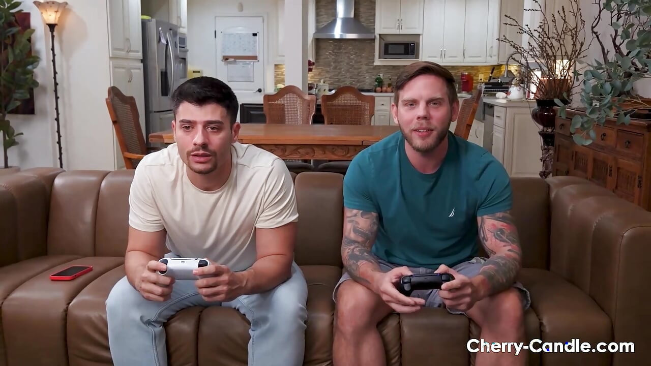 Sie wollten auf der PS spielen, aber ich wollte, dass sie mit meiner Muschi spielen bei Cherry-Candle