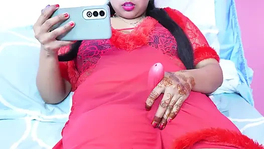 Die Schwägerin meines Nachbarn kam zu mir nach Hause, zeigte mir den Dildo und ließ Wasser aus ihrer Muschi vor seinen Augen laufen, und ich machte ein Video davon.