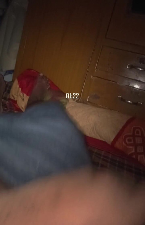 Büyük siyah desi yarak gösteriyor