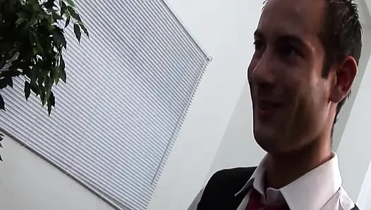 Prezervatif sahneyi sikiyor 3 sarışın sınıf arkadaşı prezervatif kullanarak öğretmenleriyle üçlü seks yapıyor