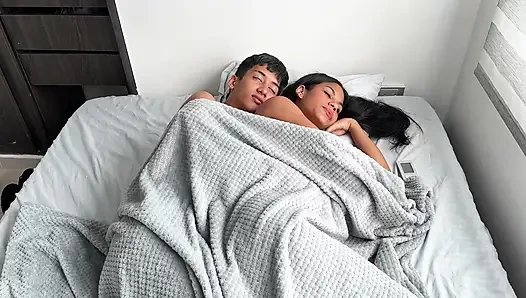 Latin üvey kız kardeşimle bir otel odasını paylaşıyorum ve büyük götünü sikiyorum, lezzetli amından intikam alıyorum. Erickandzoe ile ev yapımı seks