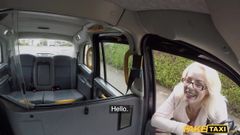 Fake taxi, ele recebe um rimjob de duas línguas ao mesmo tempo