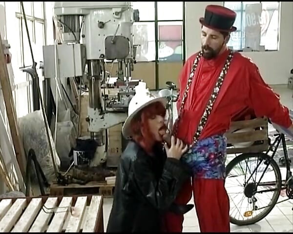 Ova nemačka crvenokosa devojka je raširena i jebana