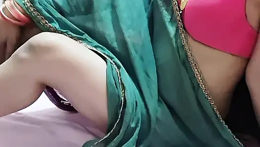 Evli bir baldızın götünü sikiyor kendi eğlencesi.