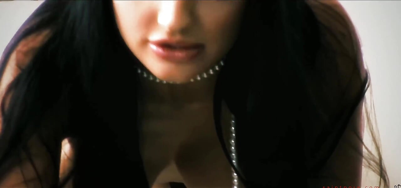 Η Aletta Ocean φοράει τα γάντια της καθώς χύνει πάνω τους μετά από ένα βαθύ γαμήσι