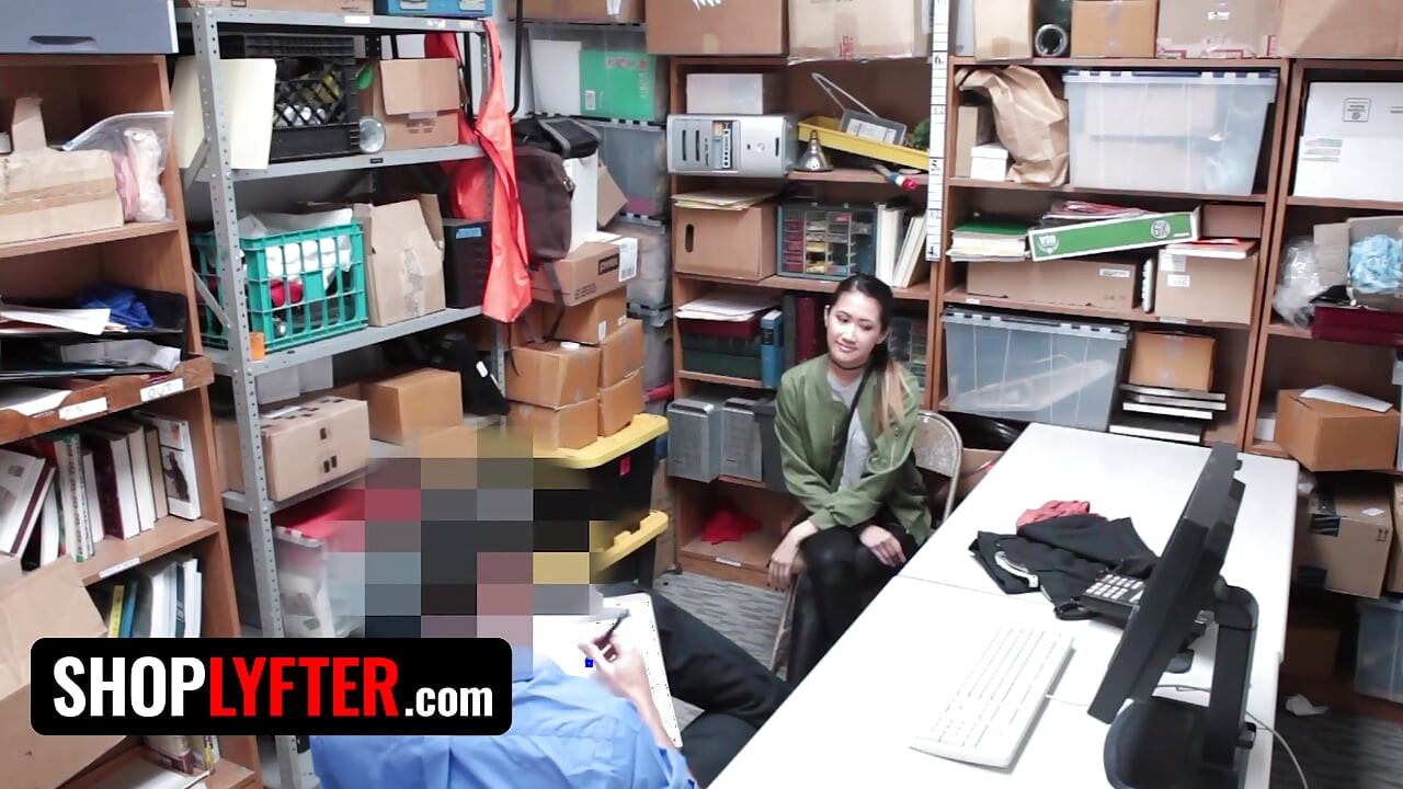Shoplyfter - magrinha travessa asiática Jade Noir pega roubando e é disciplinada por oficial pervertido