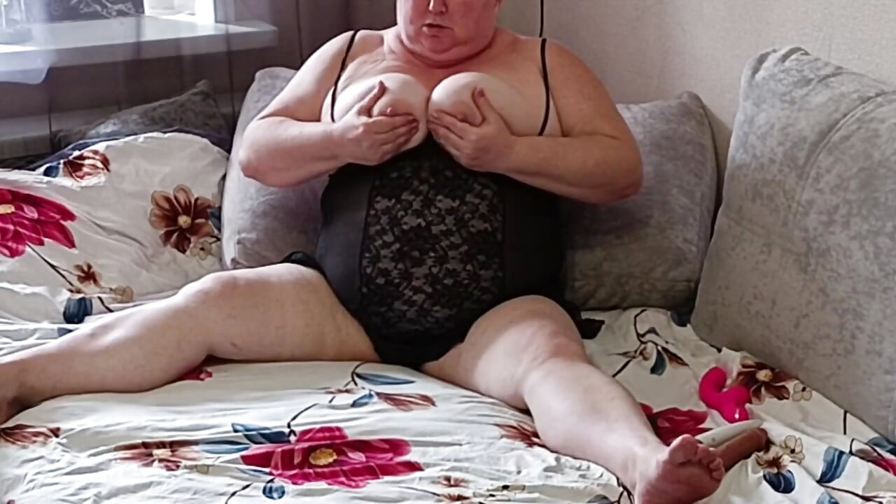 Une belle-mère à gros cul, à la chatte poilue et aux seins énormes fait un show sexuel