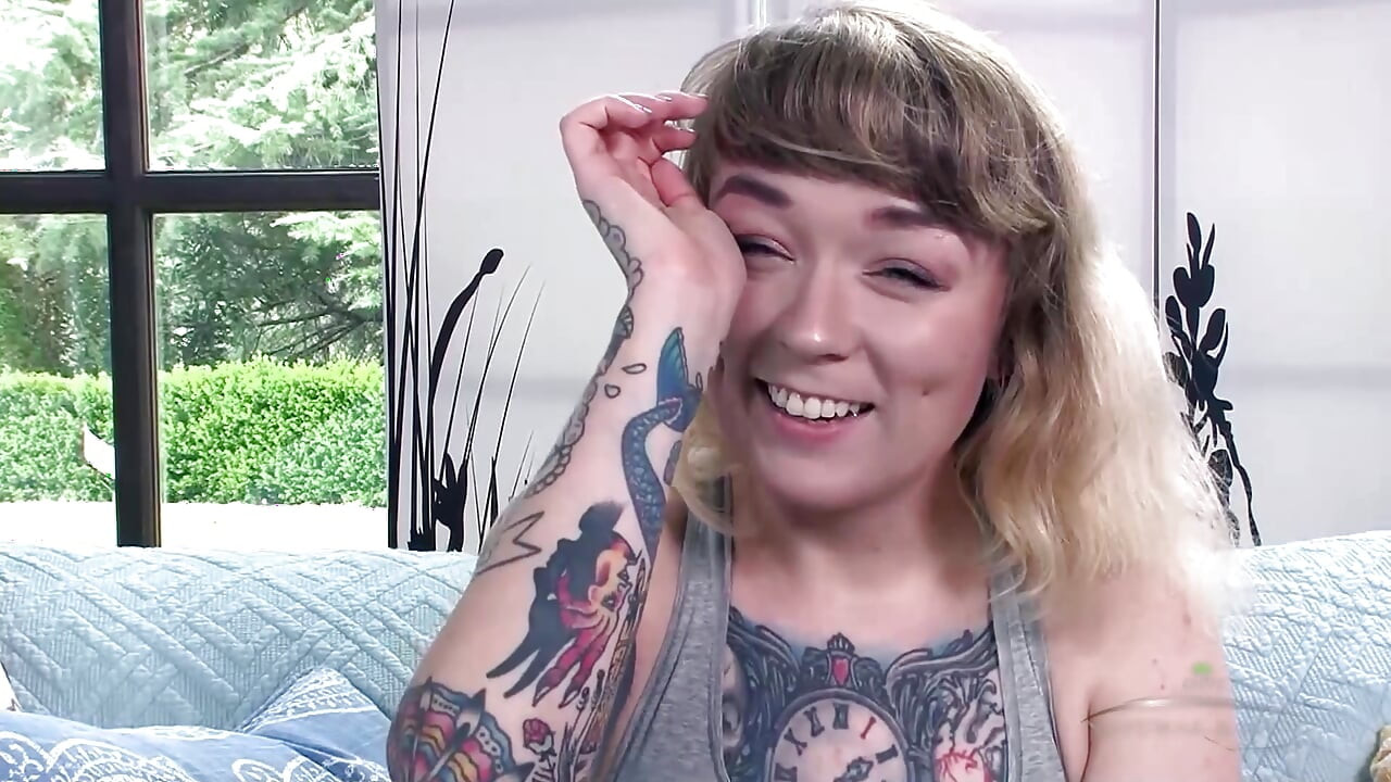 Bardzo owłosiona Felicia Fisher pokazuje krzaczaste cipki i owłosione pachy, a następnie vibes hard