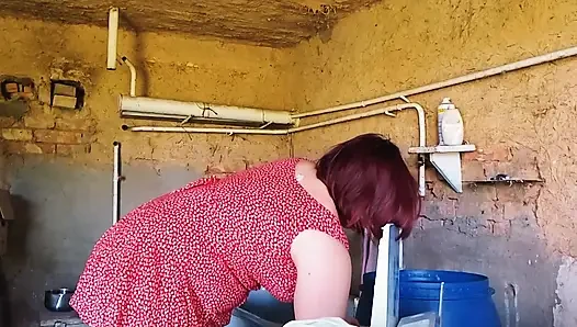 Bir köylü fahişesini ahırda çamaşır yıkadığı yerde siktim