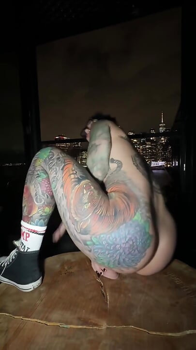 Completamente desnuda excepto mi conversación sucia ... Burlas de mi coño y pies mojados solo para ti hasta que exploto. ¿Quién acaricia esto?