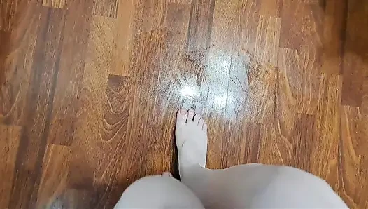 Sabunla sırılsıklam bir zeminde sandalyeye biniyor