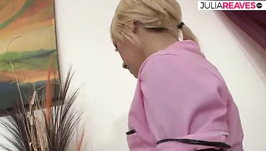 Susi adalah malaikat bertato pirang, tetapi malaikat yang selalu membutuhkan seks