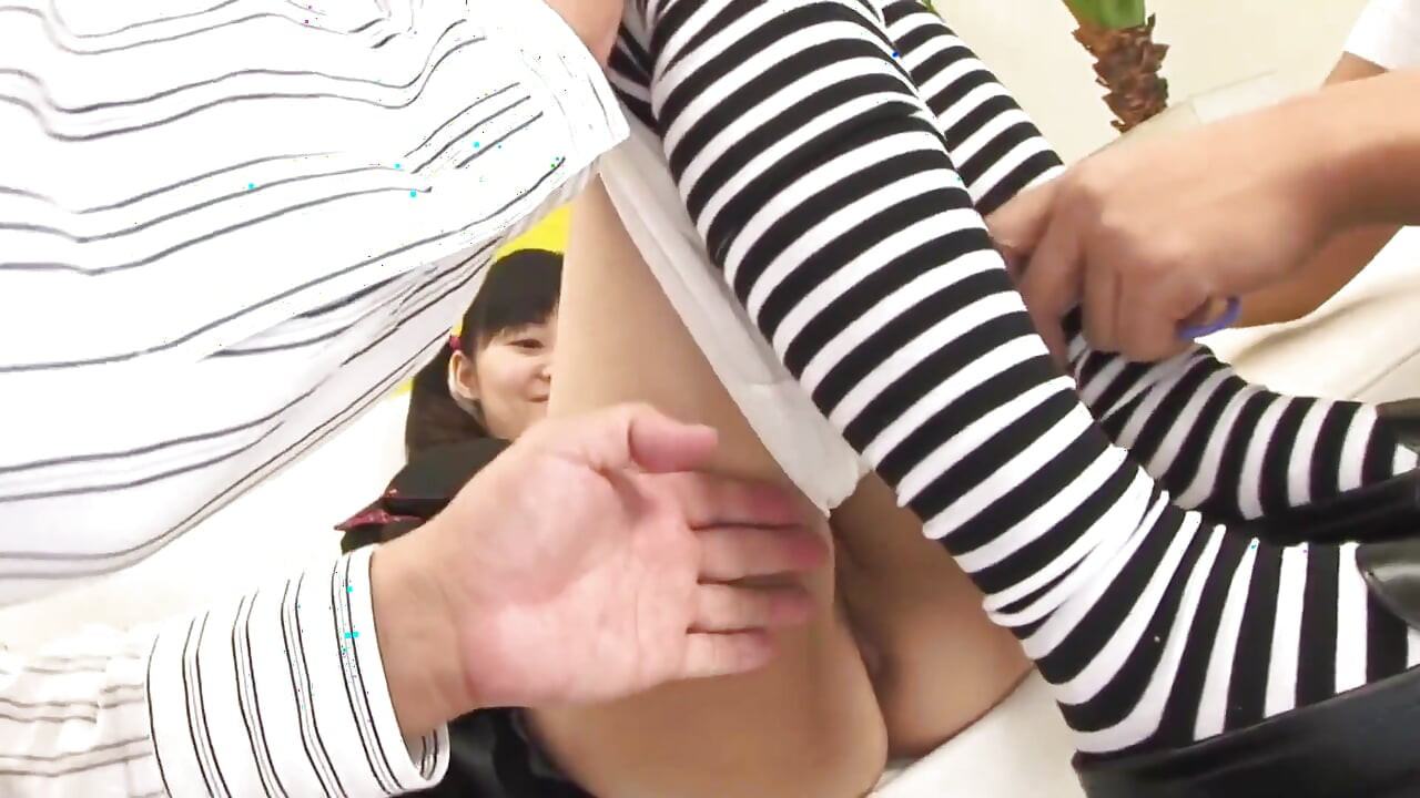 Memek berbulu gadis remaja Jepang dicukur sama dua pria sange