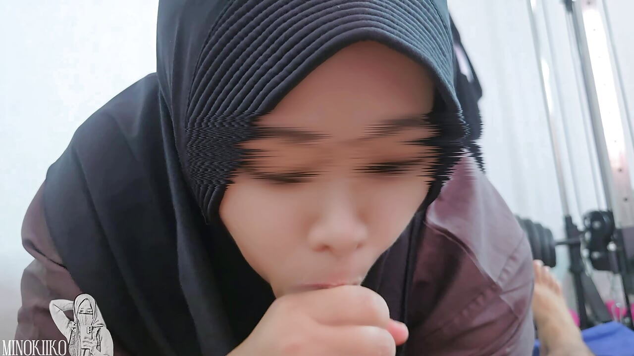O fată asiatică cu voal hijab mi-a masat corpul, apoi mi-a supt pula! Final fericit nebun - Minokiiko