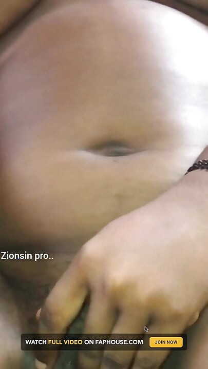 Ciężarna dziewczyna używa dużej butelki w swojej cipce, aby zaspokoić swoje potrzeby seksualne