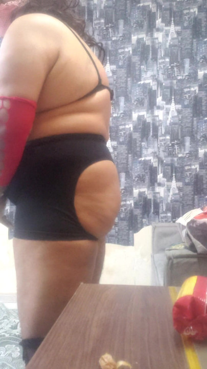 Transgênero mostrando seus quadris grandes