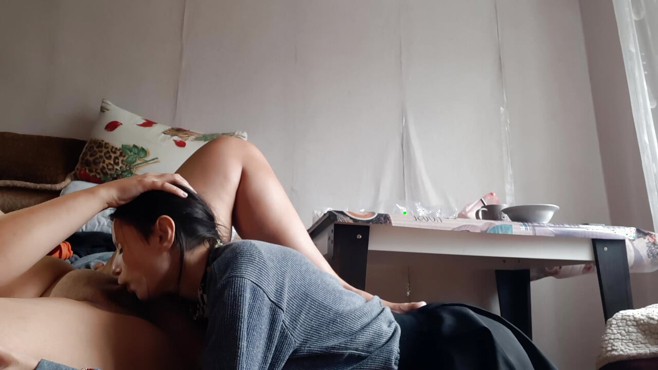 Îi ofer iubitei mele un masaj la cap în timp ce suge, sărută și îmi linge pizda
