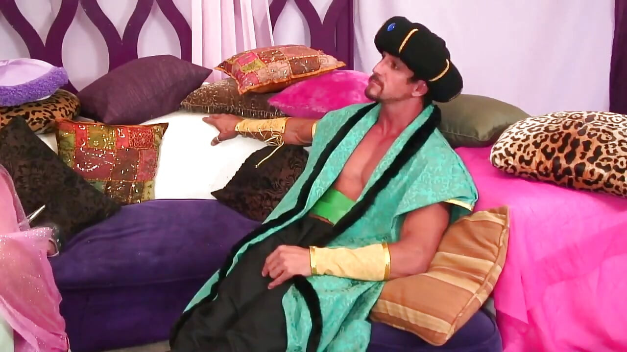 ليزلي فوكس وإيزيس مونرو يمارسان الجنس الثلاثي مع كريستيان