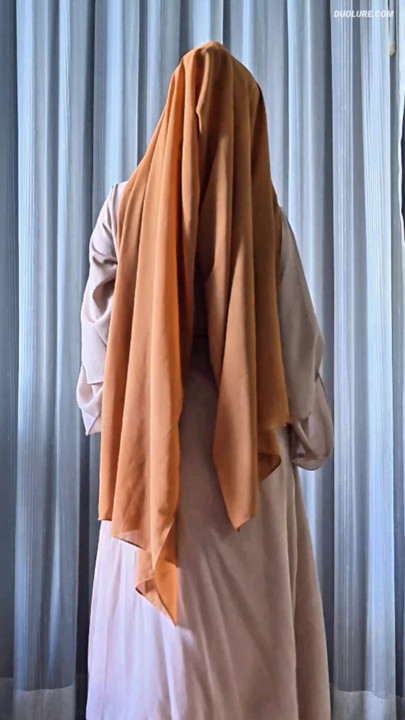 Petite muslim hijab girl twerking in abaya! 🧕🏻
