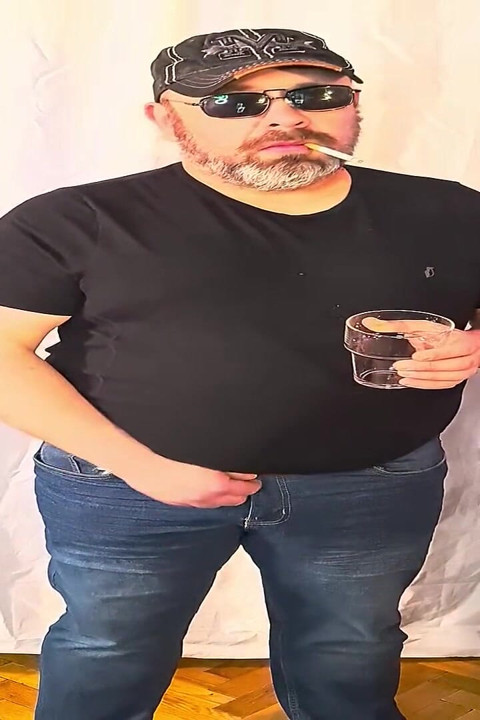 Dressed up with Cool Sunglasses, Treat Yourself to a Hot Piss