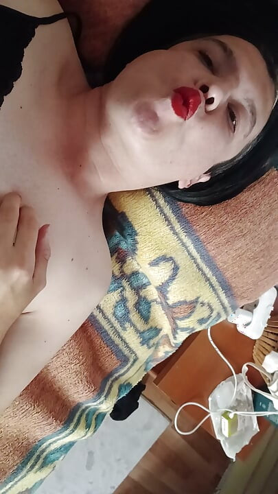 Chico gay caliente de al lado con tanga de encaje negro sin espalda