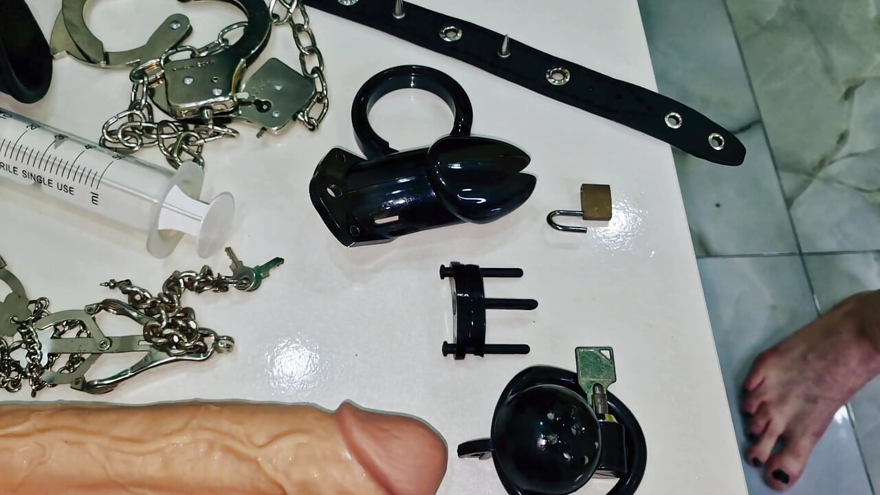 Dominatrix Nika จะมัดมือและวางเข็มขัดพรหมจรรย์ไว้บนทางเดินที่น่าสมเพชของคุณ คุณจะใส่มันตลอดไป!