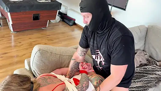 Sandy Candie askıya alınıyor ve bir yarak tarafından sert sikiliyor.