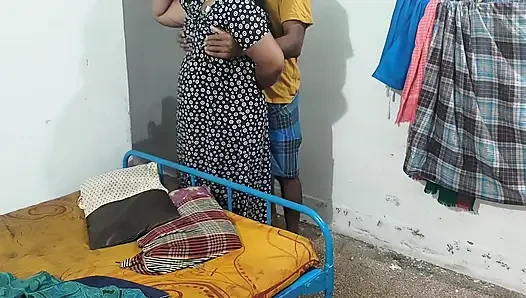 Elimi Andy'nin geceliklerinin içine soktum ve göğüslerine masaj yaptım ve onunla seks yaptım