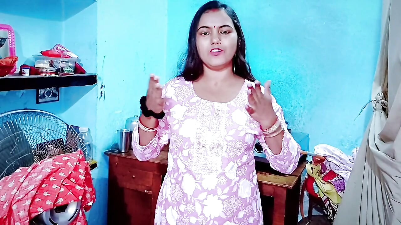 Peituda menina sai do banheiro nua depois de uma brincadeira de seu meio-irmão