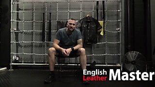 Leather Master instruiert, zu schnüffeln und zu wichsen, während er sich Vorschau anzieht