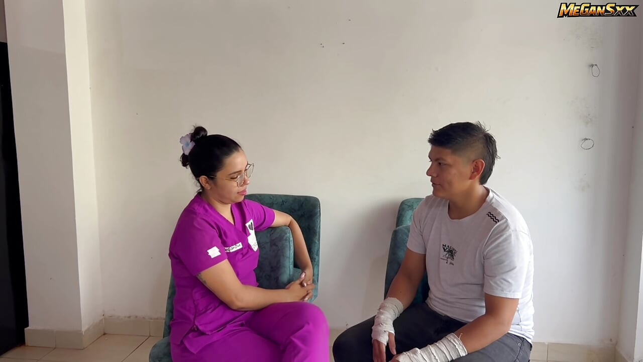 O ASISTENTĂ CU CURUL MARE ÎȘI FUTE PACIENTUL CÂND DOCTORUL PLEACĂ.