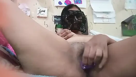 Hintli genç kız büyük tahta dildoyla sert sikişiyor ve yüksek sesle inliyor