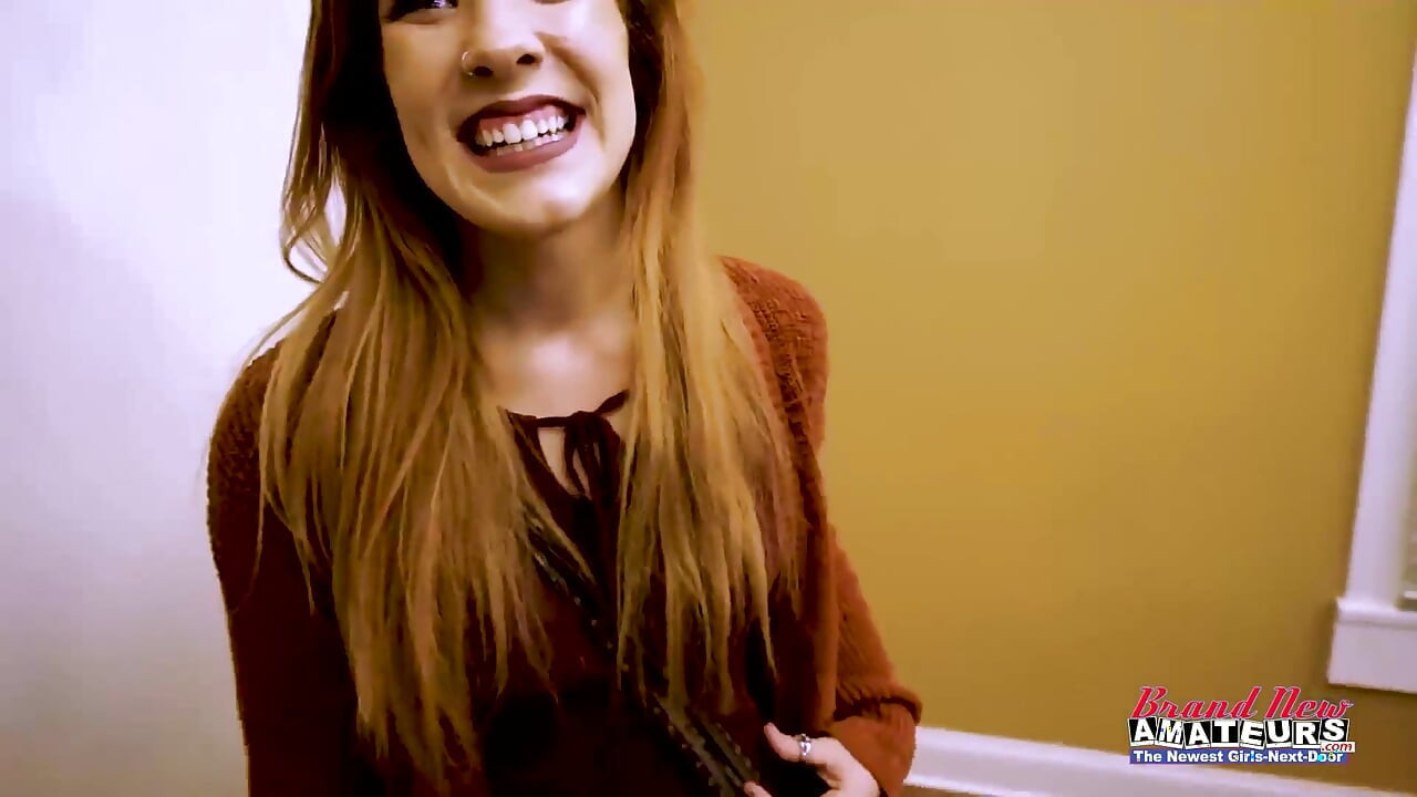 ผู้ช่วยของ Santa Ginger Keaton สุดฮอตช่วยตัวเองและดูดควยเพื่อรีดนม!