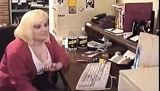 Kurvige blonde MILF nimmt mehrere schwänze hart