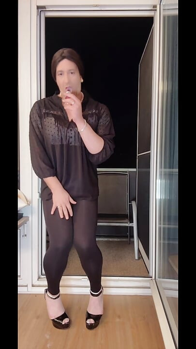 Sissy zadirkuje i jaše dildo na balkonu