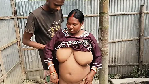 Hintli pados ki yenge açık havada domalarak sikişiyor