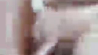 Un homme blanc de 30 ans caresse une bite pour des cougars pendant un chat vidéo