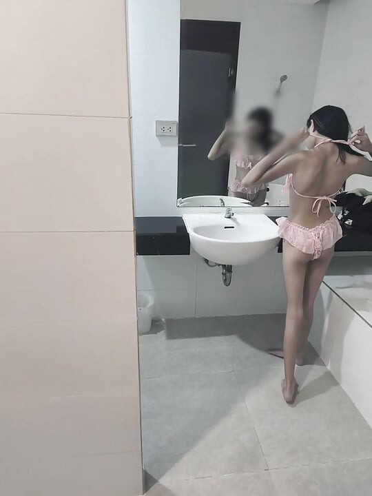 Η Catty Onlyfans αλλάζει σε σέξι στολή