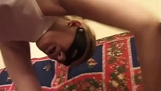 Gözleri bağlı orta yaşlı seksi kadın yoğun parmaklama ve yüze oturmadan sırılsıklam