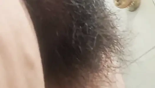 Ibu-ibu hot dengan memek berbulu lagi asik nyentuh kaki jembut tebalnya