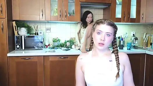 Трах в тройничке на кухне - это отлично