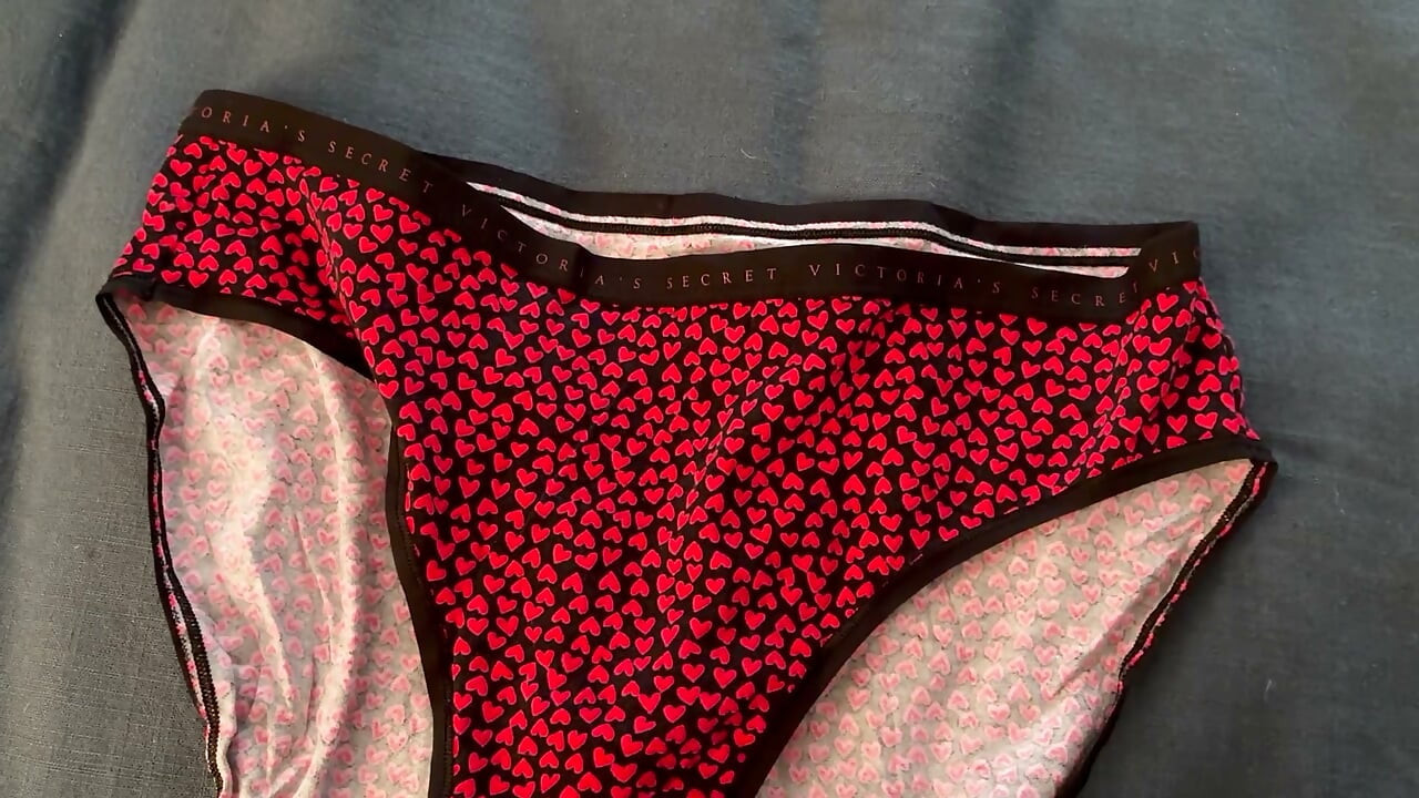 Svrsavanje na susjedine Victoria's Secret gaćice s crvenim srcima