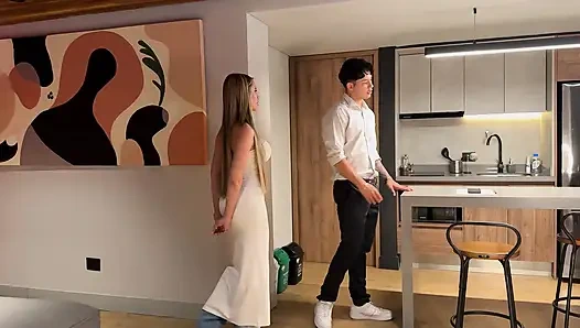 Грудастый Агент По Недвижимости Убеждает Своего Клиента Совершить Покупку, Делая Ему Хороший Минет На Члене