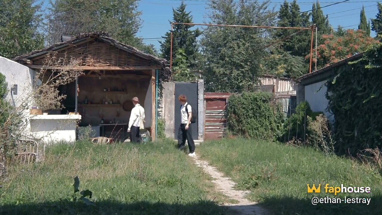 Студентки На Заднем Дворе: Большой Хуй Топ Трахает В Глотку Твинка, Затем Имеет Его Гладкую Дырку