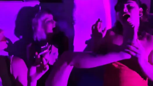 Candy crush, queen kimi, von poison dan luna olvr lagi asik merokok dengan kaki jenjang sambil bugil dan ciuman