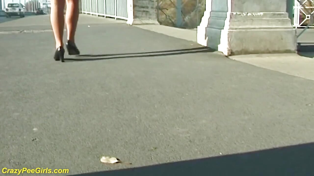 Pisilés a szabadtéri lépcsőn